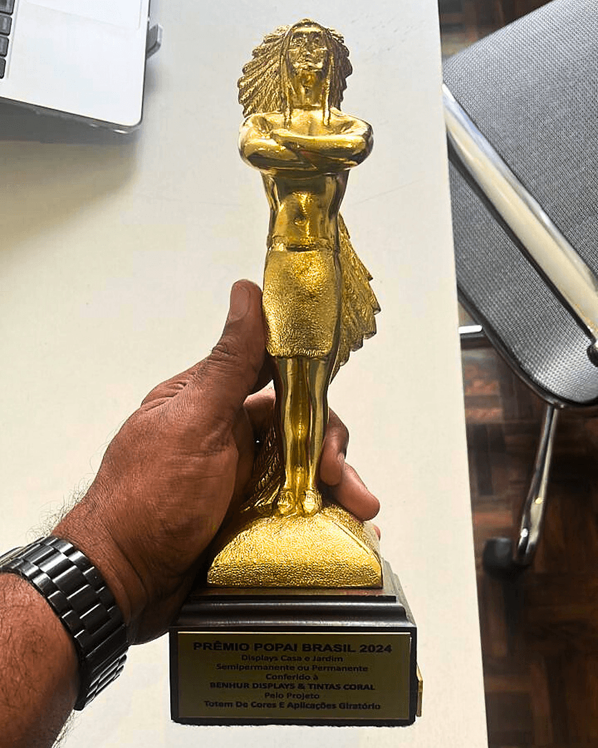Troféu do Prêmio POPAI Brasil 2024, conferido à Benhur Displays e Tintas Coral